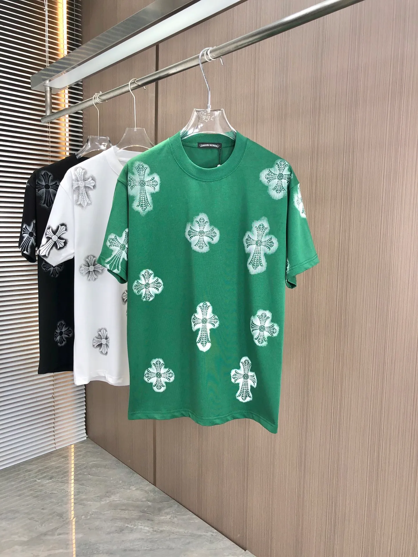 🅿️200 CH Croxin 2025 Spring and Summer New Style Round Neck Short Sleeves Dot Printing ➕ Scattered Diamond Craftsmanship Full of Details Made of High Weight 320g Double Yarn Combed Cotton Fabric Slightly Loose Fit Fabric Feels Soft and Thick Uniform Style for Men and Women Color: Black White Green Code Number: SMLXLXXL